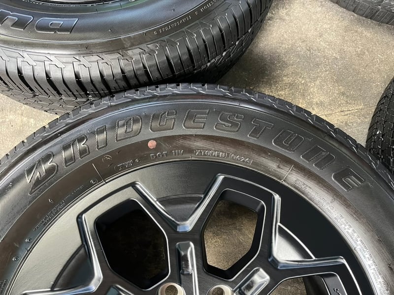 ล้อแม็กป้ายแดง Toyota TRAVO รุ่นใหม่ล่าสุด ขอบ 18 พร้อมยางป้ายแดง 265-60-18 Bridgestone ปี 26 ล้อแม็กป้ายแดง Toyota TRAVO รุ่นใหม่ล่าสุด ขอบ 18 พร้อมยางป้ายแดง 265-60-18 Bridgestone ปี 26