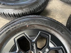 ล้อแม็กป้ายแดง Toyota TRAVO รุ่นใหม่ล่าสุด ขอบ 18 พร้อมยางป้ายแดง 265-60-18 Bridgestone ปี 26 ล้อแม็กป้ายแดง Toyota TRAVO รุ่นใหม่ล่าสุด ขอบ 18 พร้อมยางป้ายแดง 265-60-18 Bridgestone ปี 26