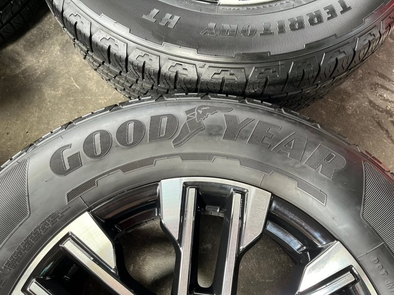 ล้อแม็ก Mitsu Pajero ตัวท็อป ขอบ 18 ดำหน้าเงา พร้อมยาง 255-65-18 Goodyear ปี 23 ล้อแม็ก Mitsu Pajero ตัวท็อป ขอบ 18 ดำหน้าเงา พร้อมยาง 255-65-18 Goodyear ปี 23
