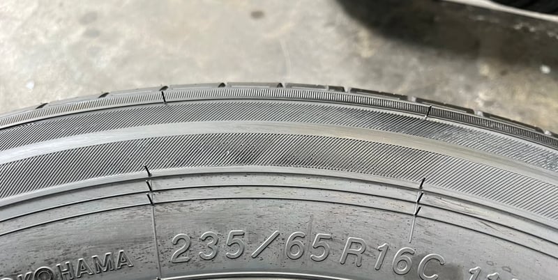 ยางใหม่ป้ายแดง 235-65-16 Yokohama ปลายปี 25 สวยกริ๊บ ยางใหม่ป้ายแดง 235-65-16 Yokohama ปลายปี 25 สวยกริ๊บ