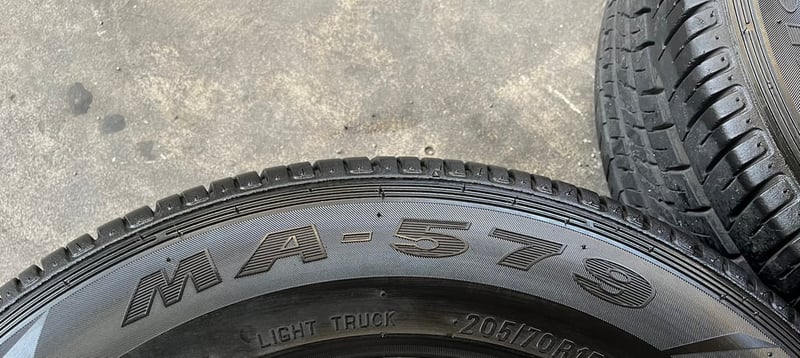 ยาง 205-70-15 Maxxis ปี 24 สภาพสวย