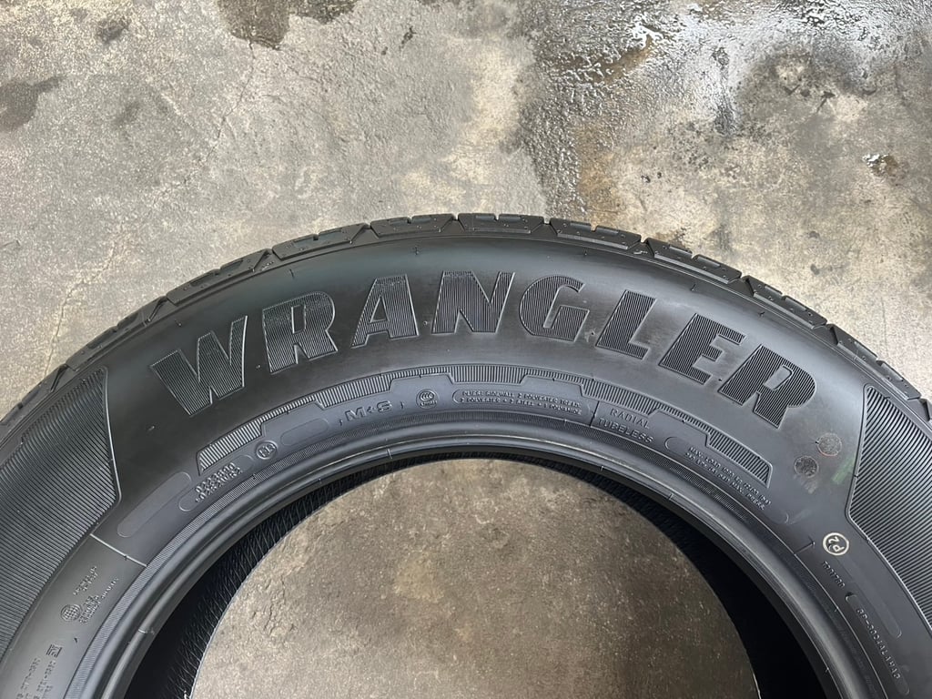 ยางใหม่ป้ายแดง 255-65-18 Goodyear ใหม่กริ๊บ ถอดจากโชว์รูมรถ ยางใหม่ป้ายแดง 255-65-18 Goodyear ใหม่กริ๊บ ถอดจากโชว์รูมรถ