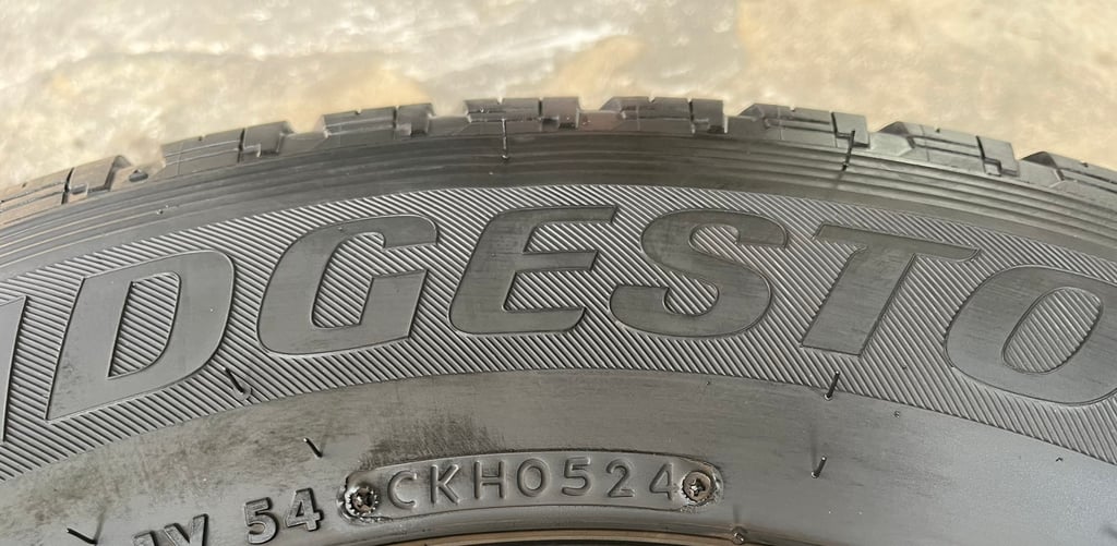 ยาง 195R14 Bridgestone ปี 24 เหมาะสำหรับ รถกระบะบรรทุกตัวเตี้ย ยาง 195R14 Bridgestone ปี 24 เหมาะสำหรับ รถกระบะบรรทุกตัวเตี้ย