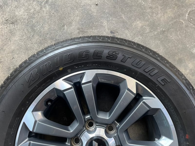 ล้อแม็ก Mitsu Triton ขอบ 18 เทาหน้าเงา พร้อมยาง 265-60-18 Bridgestone ปี 24