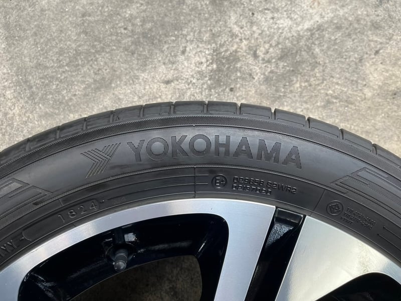 ล้อแม็ก 5รู100 Toyota Yaris Cross ขอบ 18 ดำหน้าเงา พร้อมยาง 215-55-18 Yokohama ปี 24