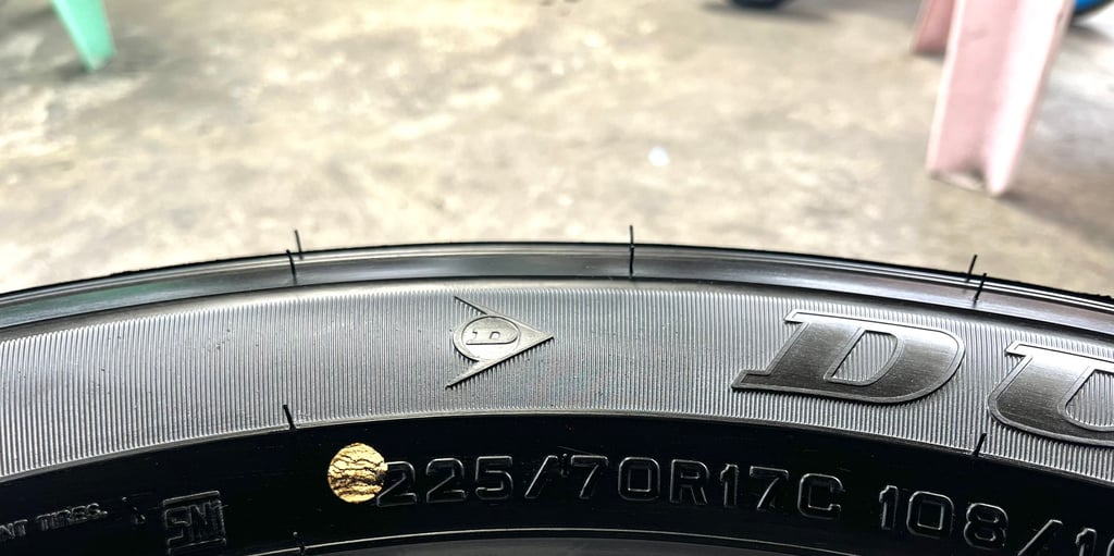 ยางใหม่ป้ายแดง 225-70-17 Dunlop ปี 25 ใหม่กริ๊บ ถอดจากรถใหม่ป้ายแดง