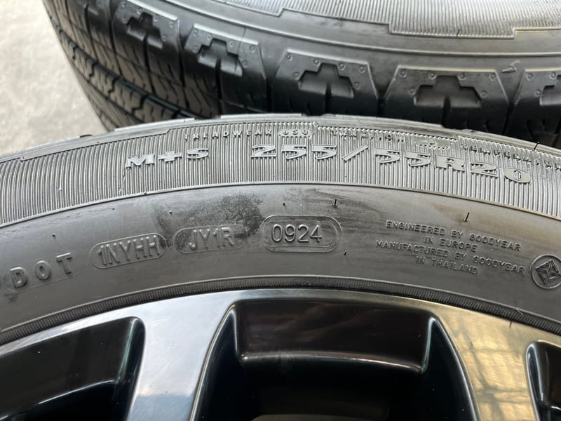 ล้อแม็ก Ford Everest Next-Gen Sport ขอบ 20 สีดำ พร้อมยาง 255-55-20 GoodYear ปี 24 ล้อแม็ก Ford Everest Next-Gen Sport ขอบ 20 สีดำ พร้อมยาง 255-55-20 GoodYear ปี 24