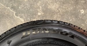 ยางป้ายแดง 205R16 Dunlop ปี 25 เหมาะสำหรับ รถกระบะตัวเตี้ย ,รถกระบะสายบรรทุก