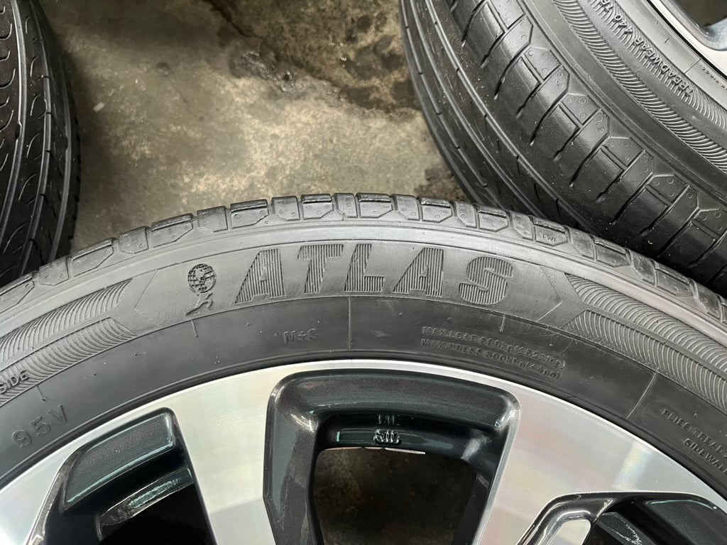 ล้อแม็ก 5รู114 Toyota Corolla Cross ขอบ 18 พร้อมยาง 215-55-18 ATLAS ปลายปี 22