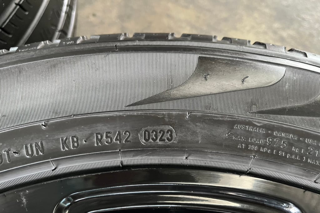 ล้อแม็ก Ford Everest Sport ขอบ 20 สีดำแท้ พร้อมยาง 265-50-20 PIRELLI ปี 23 ล้อแม็ก Ford Everest Sport ขอบ 20 สีดำแท้ พร้อมยาง 265-50-20 PIRELLI ปี 23