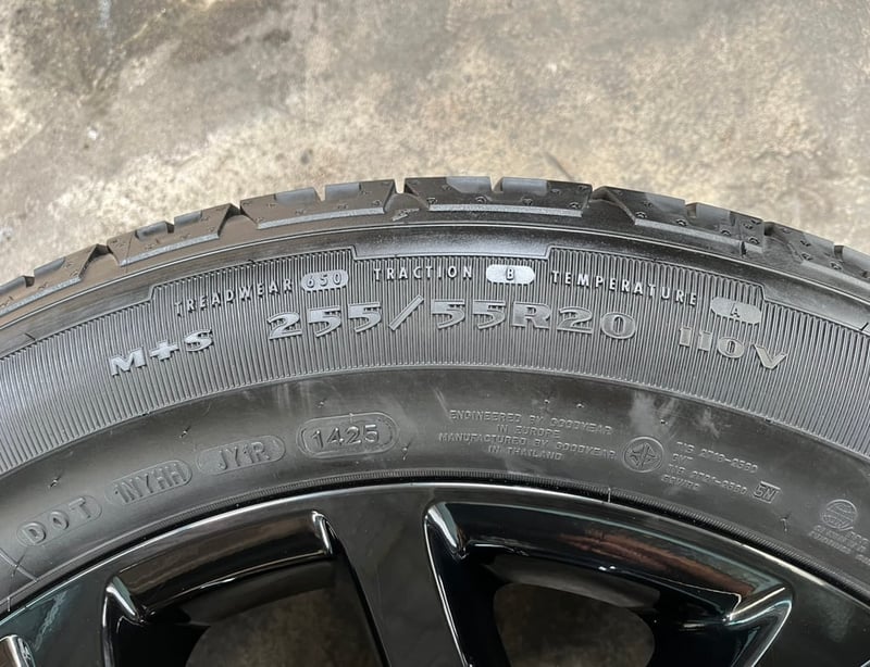 ล้อแม็กป้ายแดง Ford Everest Next-Gen Sport ขอบ 20 สีดำ พร้อมยางป้ายแดง 255-55-20 GoodYear ปี 25