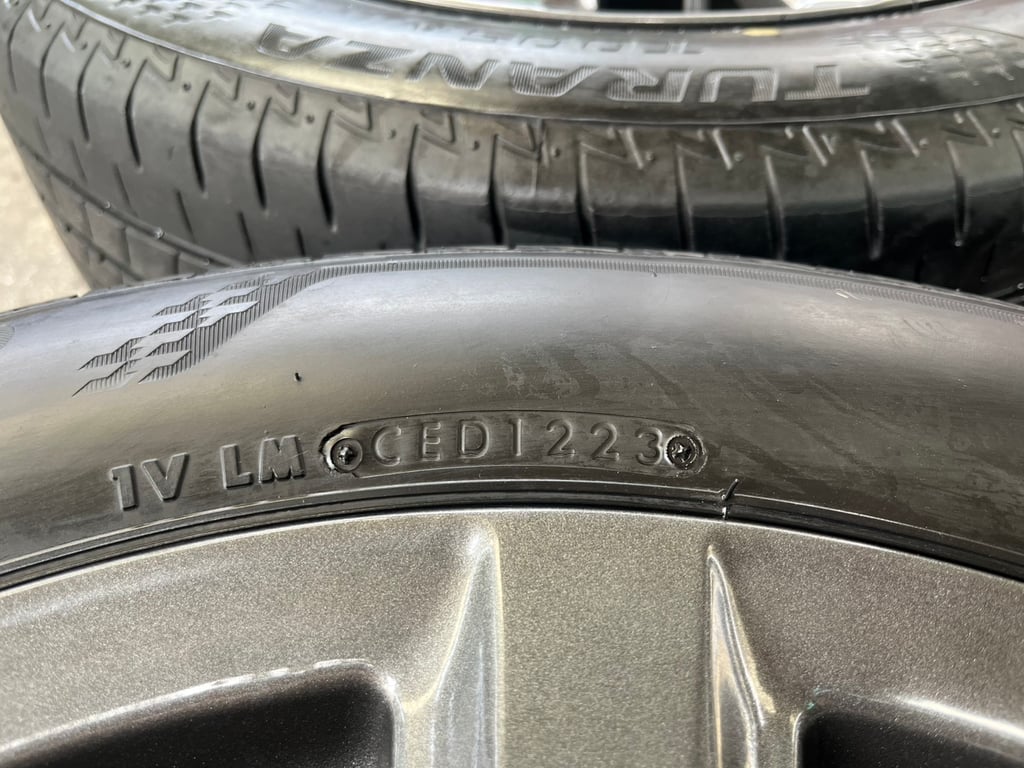 ล้อแม็ก Toyota Camry ขอบ 17 สีเทากัน พร้อมยาง 215-55-17 Bridgestone ปี 23 ล้อแม็ก Toyota Camry ขอบ 17 สีเทากัน พร้อมยาง 215-55-17 Bridgestone ปี 23