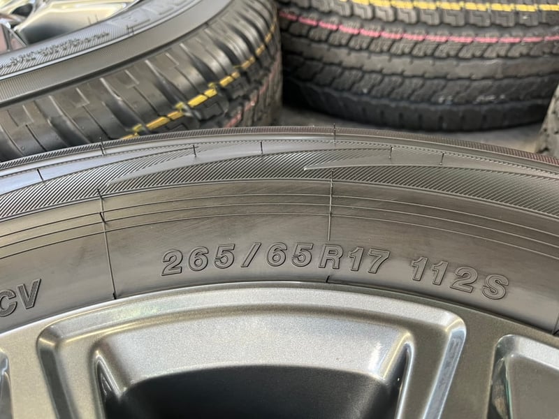 ล้อแม็ก Toyota Revo ขอบ 17 สีเทาดำ พร้อมยางใหม่ 265-65-17 Yokohama ปลายปี 25 ล้อแม็ก Toyota Revo ขอบ 17 สีเทาดำ พร้อมยางใหม่ 265-65-17 Yokohama ปลายปี 25