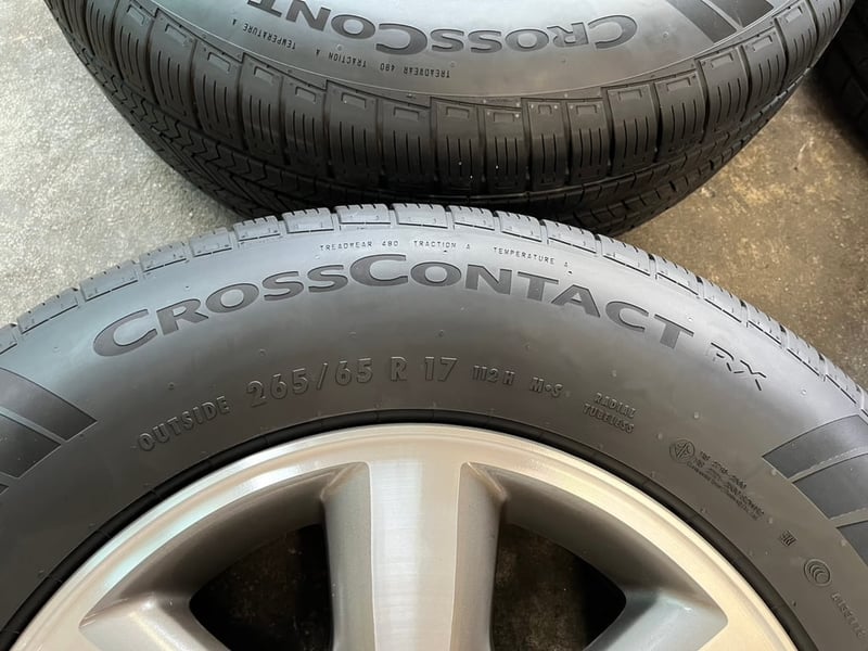 ล้อแม็ก Toyota Fortuner ก้านใหญ่ ขอบ 17 เทาหน้าเงา พร้อมยางป้ายแดง 265-65-17 Continental ปี 25