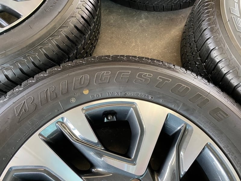 ล้อแม็กพร้อมยางป้ายแดง Toyota Fortuner Leader ขอบ 18 เทาหน้าเงา สวยกริ๊บ