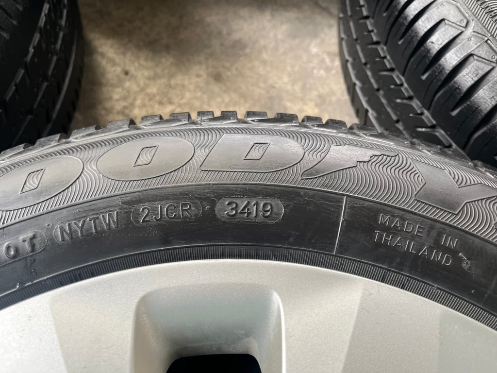 ล้อกระทะ 4รู100 Toyota ขอบ 15 แถมยาง 175-65-15 Goodyear ปี 19