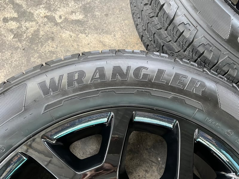 ล้อแม็กป้ายแดง Ford Everest Next-Gen Sport ขอบ 20 สีดำ พร้อมยางป้ายแดง 255-55-20 GoodYear ปี 25