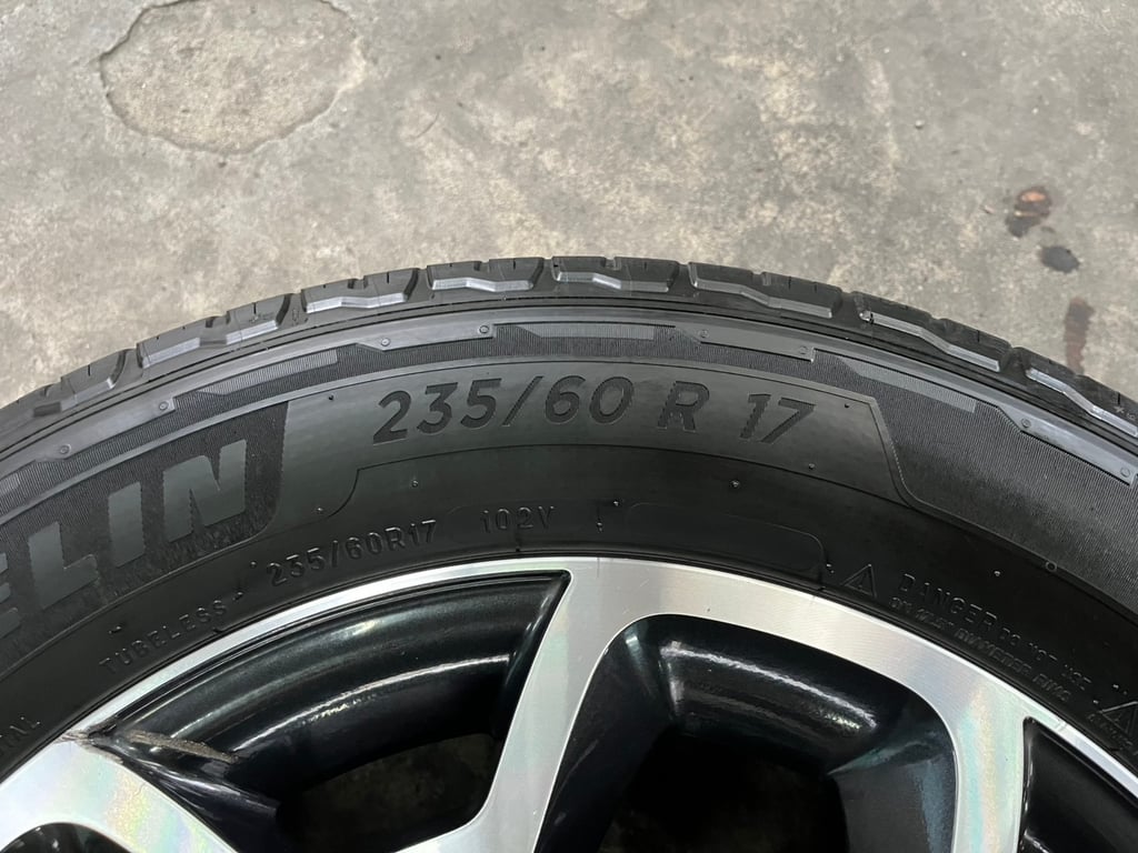 ล้อแม็ก 5รู100 Subaru XV ขอบ 17 ดำหน้าเงา พร้อมยาง 235-60-17 Michelin ปี 22