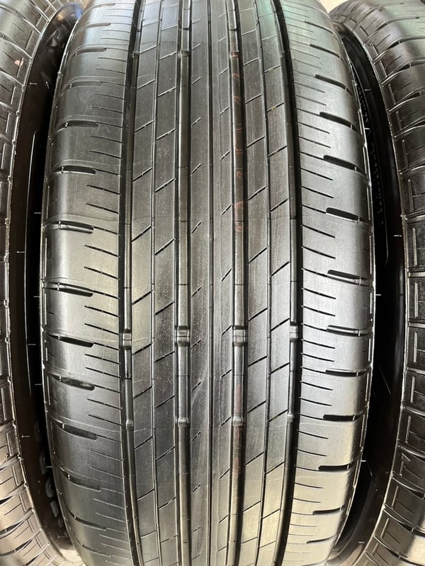 ยางน้องๆป้ายแดง 215-60-17 Bridgestone ปี 25 สวยกริ๊บ