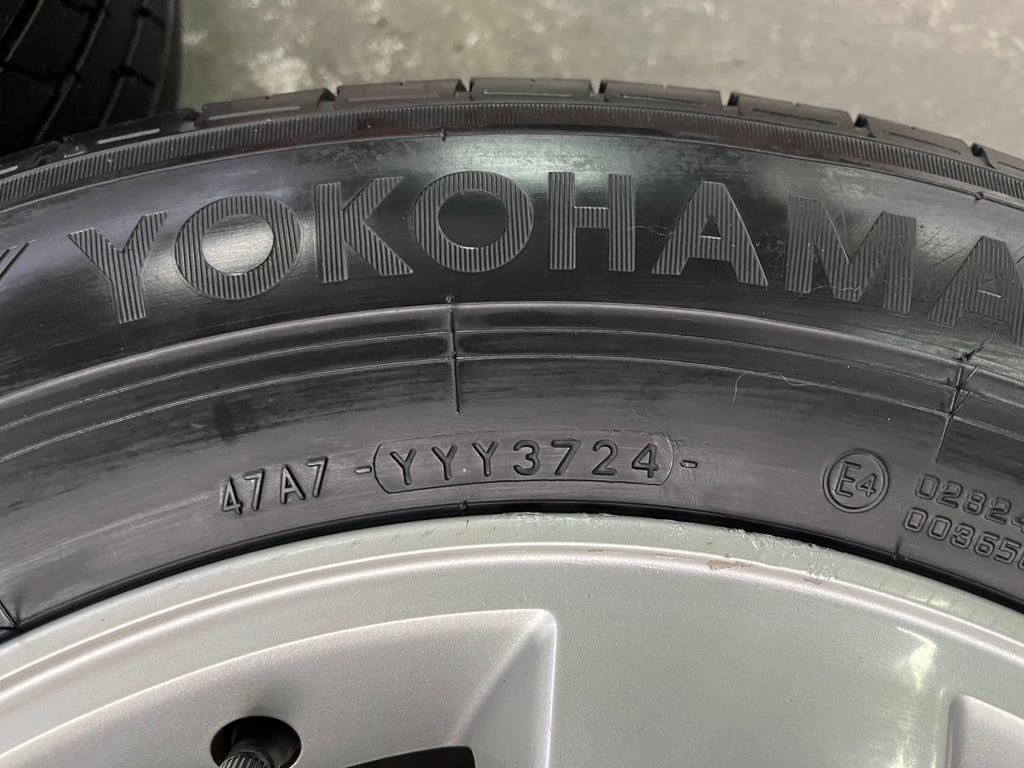 ล้อแม็ก 6รู139 Toyota ขอบ 16 พร้อมยาง 235-65-16 Yokohama ปลายปี 24 ใส่กับ รถตู้ Commuter 6รู139 ได้เลย