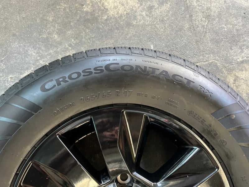 ล้อแม็กพร้อมยางป้ายแดง Toyota Revo Rocco ขอบ 17 สีดำ สวยกริ๊บ