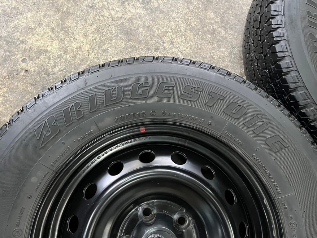 ล้อกระทะ 5รู114 Toyota ขอบ 16 สีดำ แถมยาง 205R16 Bridgestone ปลายปี 18