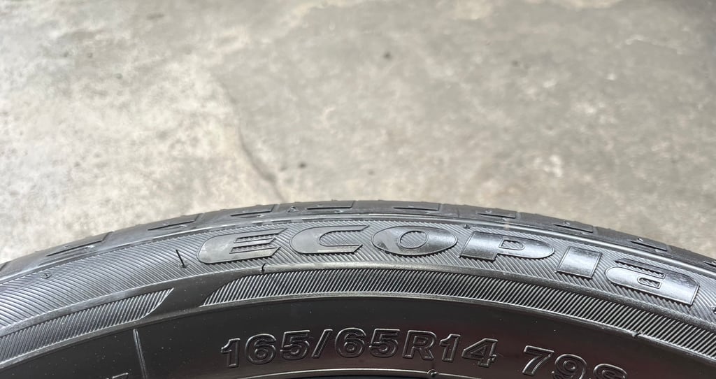 ยางป้ายแดง 165-65-14 Bridgestone ปลายปี 24 สวยกริ๊บ ยางป้ายแดง 165-65-14 Bridgestone ปลายปี 24 สวยกริ๊บ