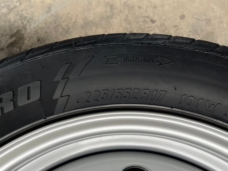 ล้อกระทะ 6รู139 Toyota ขอบ 17 แถมยาง 225-55-17 Maxxis ปี 22