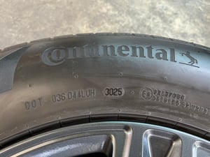 ล้อแม็ก Toyota Revo ขอบ 17 สีเทาดำ พร้อมยาง 265-65-17 Continental ปี 25 สภาพสวย