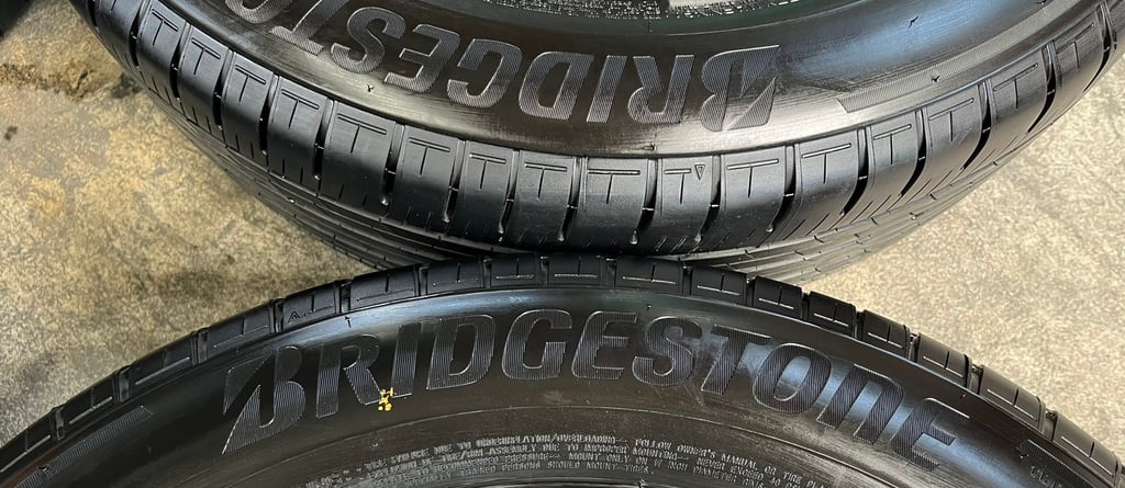 ยางน้องๆป้ายแดง 215-60-17 Bridgestone ปี 25 สวยกริ๊บ ยางน้องๆป้ายแดง 215-60-17 Bridgestone ปี 25 สวยกริ๊บ