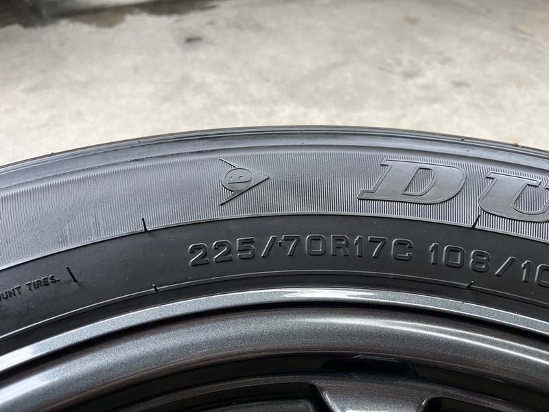ล้อแม็กป้ายแดง Toyota Revo GR Z Edition ขอบ 17 พร้อมยางป้ายแดง 225-70-17 Dunlop ปี 25
