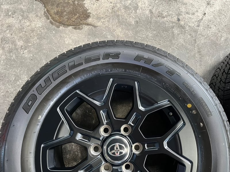 ล้อแม็กป้ายแดง Toyota TRAVO รุ่นใหม่ล่าสุด ขอบ 18 พร้อมยางป้ายแดง 265-60-18 Bridgestone ปี 26 ล้อแม็กป้ายแดง Toyota TRAVO รุ่นใหม่ล่าสุด ขอบ 18 พร้อมยางป้ายแดง 265-60-18 Bridgestone ปี 26