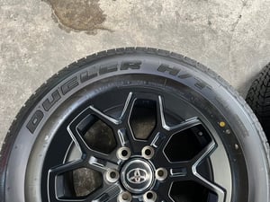 ล้อแม็กป้ายแดง Toyota TRAVO รุ่นใหม่ล่าสุด ขอบ 18 พร้อมยางป้ายแดง 265-60-18 Bridgestone ปี 26 ล้อแม็กป้ายแดง Toyota TRAVO รุ่นใหม่ล่าสุด ขอบ 18 พร้อมยางป้ายแดง 265-60-18 Bridgestone ปี 26