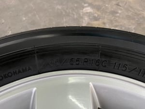 ล้อแม็ก 6รู139 Toyota ขอบ 16 พร้อมยาง 235-65-16 Yokohama ปลายปี 24 ใส่กับ รถตู้ Commuter 6รู139 ได้เลย ล้อแม็ก 6รู139 Toyota ขอบ 16 พร้อมยาง 235-65-16 Yokohama ปลายปี 24 ใส่กับ รถตู้ Commuter 6รู139 ได้เลย