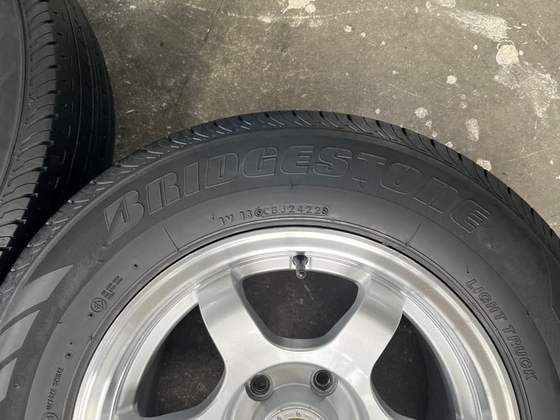 ล้อแม็กแต่ง 5รู114 ขอบ 15 สีบอร์นขอบเงา พร้อมยาง 215-70-15 Bridgestone ปี 22