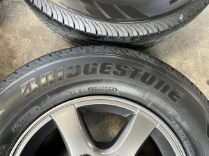 ล้อแม็ก ISUZU D-Max Patinum ขอบ 15 สีเทาดำ พร้อมยางใหม่ 215-70-15 Bridgestone ปลายปี 25