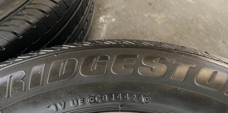 ยาง 215-65-16 Bridgestone สวยกริ๊บ ใส่กับ รถตู้ ,รถกระบะตัวเตี้ย ได้ทุกรุ่น