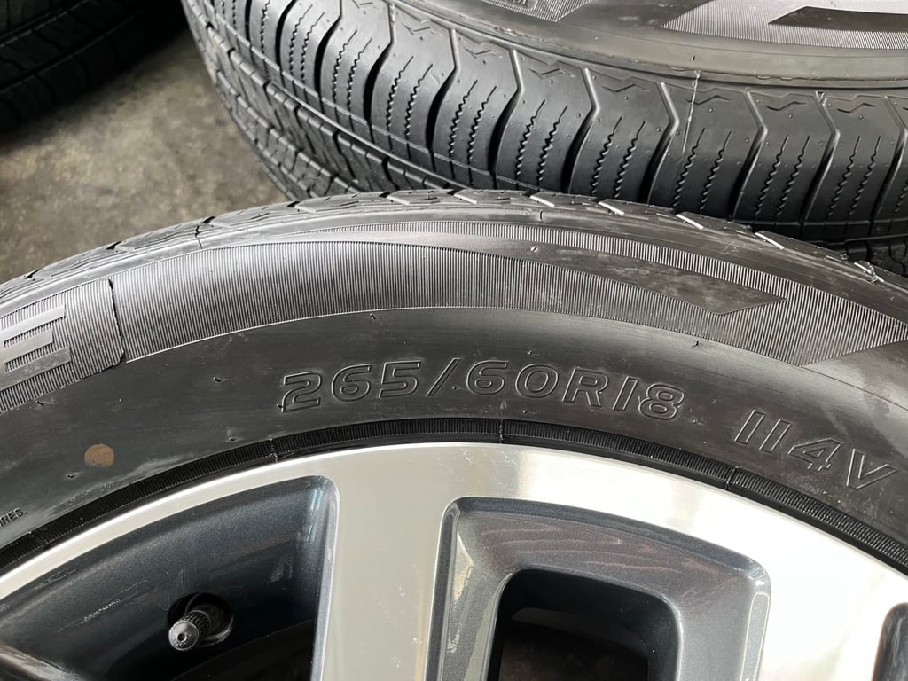 ล้อแม็ก Toyota Fortuner ตัวท็อป ขอบ 18 เทาหน้าเงา พร้อมยาง 265-60-18 GOODRIDE ปี 25