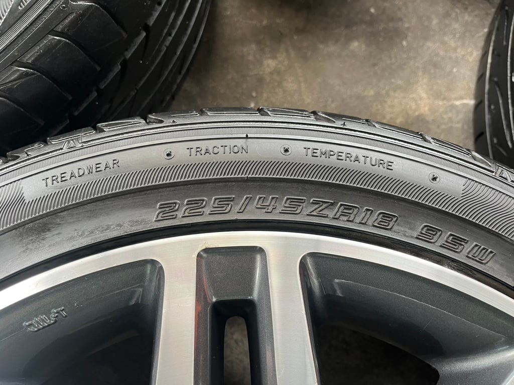 ล้อแม็ก 6รู139 Toyota ขอบ 18 เทาหน้าเงา แถมยาง 225-45-18 Dunlop ปี 20 ใส่กับ รถตู้ Commuter 6รู139 ได้เลย ล้อแม็ก 6รู139 Toyota ขอบ 18 เทาหน้าเงา แถมยาง 225-45-18 Dunlop ปี 20 ใส่กับ รถตู้ Commuter 6รู139 ได้เลย