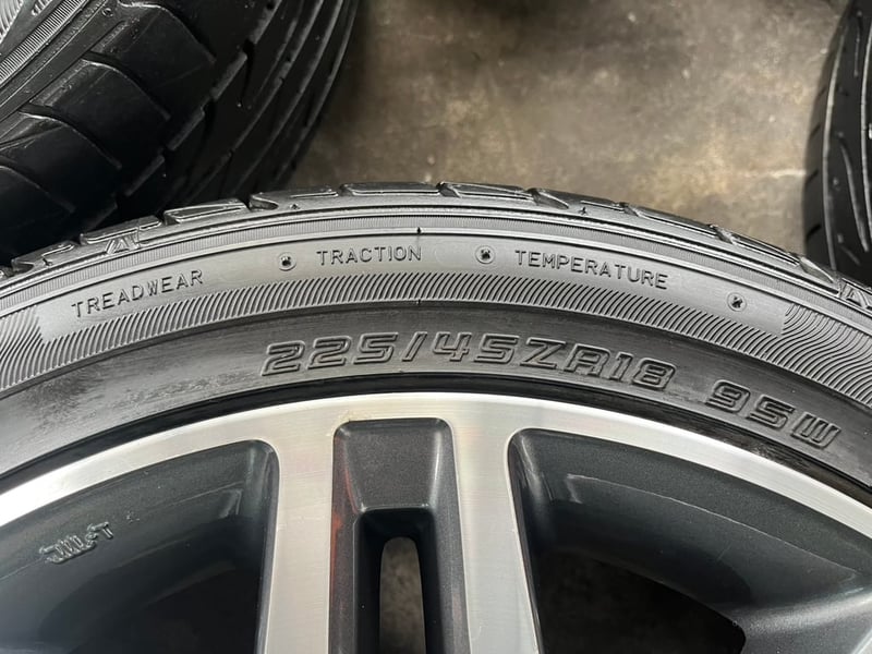 ล้อแม็ก 6รู139 Toyota ขอบ 18 เทาหน้าเงา แถมยาง 225-45-18 Dunlop ปี 20 ใส่กับ รถตู้ Commuter 6รู139 ได้เลย