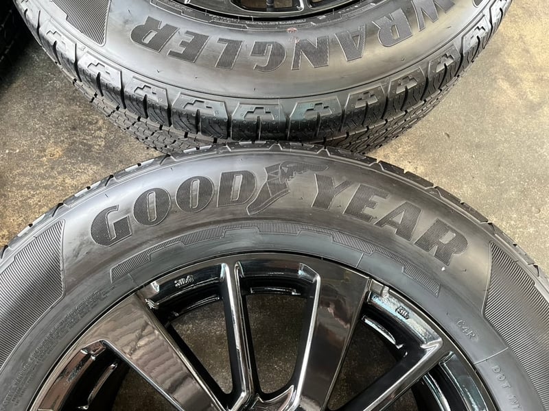 ล้อแม็กพร้อมยางใหม่ป้ายแดง Mitsu Pajero ขอบ 18 สีดำ สวยกริ๊บ ล้อแม็กพร้อมยางใหม่ป้ายแดง Mitsu Pajero ขอบ 18 สีดำ สวยกริ๊บ