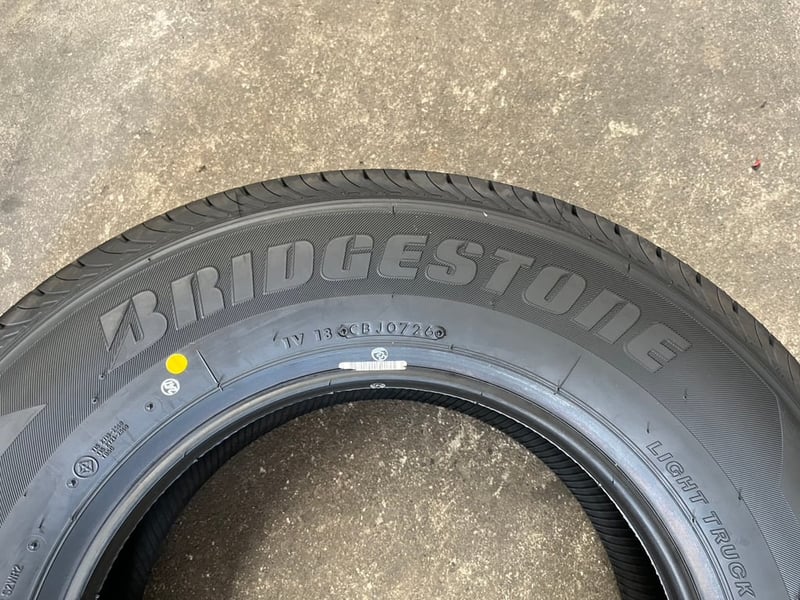 ยางใหม่ 215-70-15 Bridgestone ปี 26 ใหม่กริ๊บ ใส่กับ รถตู้, รถกระบะตัวเตี้ย ได้เลย