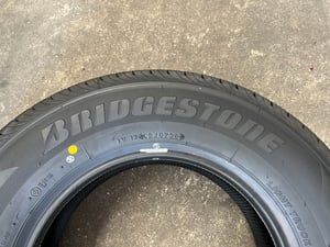 ยางใหม่ 215-70-15 Bridgestone ปี 26 ใหม่กริ๊บ ใส่กับ รถตู้, รถกระบะตัวเตี้ย ได้เลย
