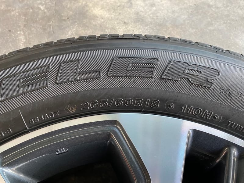 ล้อแม็กพร้อมยางป้ายแดง Toyota Fortuner Leader ขอบ 18 เทาหน้าเงา สวยกริ๊บ