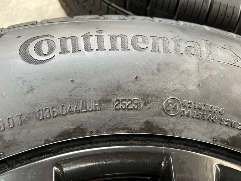 ล้อแม็ก Mitsu Pajero ก้านวาย ขอบ 17 สีดำ พร้อมยางป้ายแดง 265-65-17 Continental ปี 25