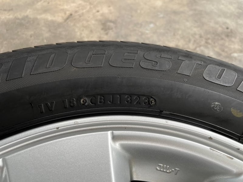 ล้อแม็ก 6รู139 Toyota ขอบ 15 แถมยาง 215-70-15 Bridgestone ปี 23 ใส่กับ รถตู้ Commuter 6รู139 ได้เลย