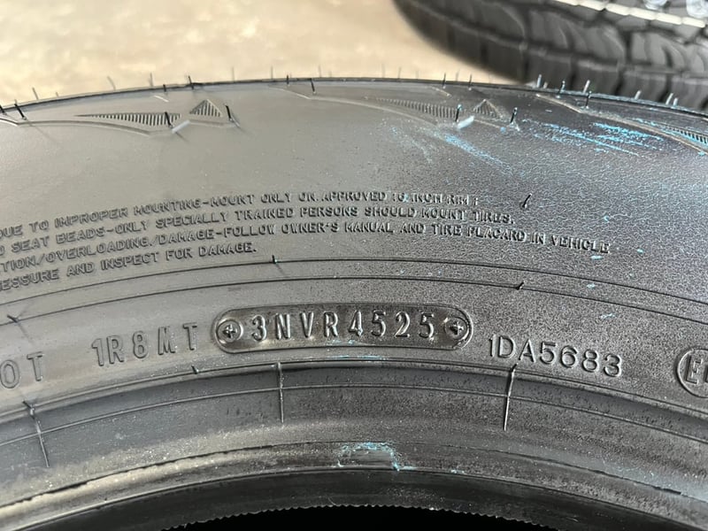 ยางใหม่ 245-70-16 Dunlop (แก้มขาว) ปลายปี 25 ใหม่กริ๊บ