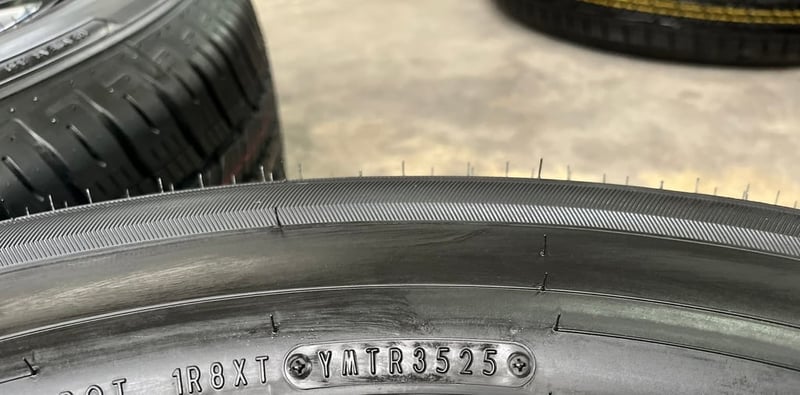 ยางใหม่ป้ายแดง 265-60-18 Dunlop ปี 25 ใหม่กริ๊บ ถอดจากโชว์รูม ยางใหม่ป้ายแดง 265-60-18 Dunlop ปี 25 ใหม่กริ๊บ ถอดจากโชว์รูม