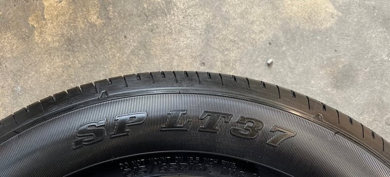 ยางใหม่ป้ายแดง 215-65-16 Dunlop ปี 25 ใหม่กริ๊บ ถอดจากโชว์รูม