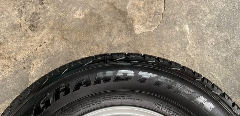 ยางป้ายแดง 205R16 Dunlop ปี 25 เหมาะสำหรับ รถกระบะตัวเตี้ย ,รถกระบะสายบรรทุก